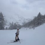 Zoe Tay Instagram - ❄️❄️🤍⛷️🎿🏂🤍❄️❄️ 买的新的相机，试着自己手持拍摄，ka lang ka bou 没拍到最好的效果，算了吧，还是交给蒋爷掌机吧！📹🎬 自从去年脚动了手术，就担心自己这次不能尽情放松地滑雪，让孩子们扫兴，脚康复还算是痊愈了，虽然是战战兢兢的，还是可尽兴享受地滑山风景了！⛷️🤍❄️😍 第一次到法国滑雪，天气还算不错，雪景优美怡人，雪山也刺激挑战。 Family holiday 2023🤍❄️ Happy to be back on the ski slopes .🎿♥️ Getting better each time, keep it up. France ski, fun ski. 🎿🤍🏂 #与家人有约❄️⛷️🤍🏂 #bondingtime❤️ #familtadventures #famikytrip2023 🤍 #happytobebacktoskiagain #滑雪⛷️好好玩但超累😥 #肌肉酸痛无力 😅 #缓缓滑行怕脚受伤😥 #康复了哦 #幸福其实很简单🐒🐑🐥🐽🐯 #ZoeTay #鄭惠玉 #惠声玉影 #佐伊の語 Club Med Tignes