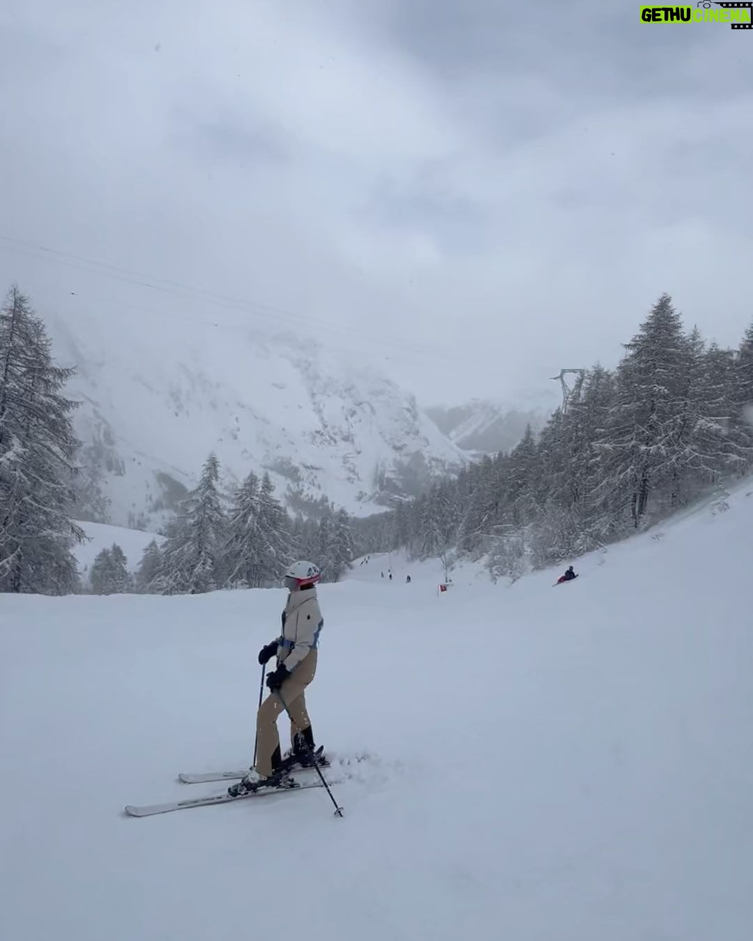 Zoe Tay Instagram - ❄️❄️🤍⛷️🎿🏂🤍❄️❄️ 买的新的相机,试着自己手持拍摄,ka lang ka bou 没拍到最好的效果,算了吧,还是交给蒋爷掌机吧!📹🎬 自从去年脚动了手术,就担心自己这次不能尽情放松地滑雪,让孩子们扫兴,脚康复还算是痊愈了,虽然是战战兢兢的,还是可尽兴享受地滑山风景了!⛷️🤍❄️😍 第一次到法国滑雪,天气还算不错,雪景优美怡人,雪山也刺激挑战。 Family holiday 2023🤍❄️ Happy to be back on the ski slopes .🎿♥️ Getting better each time, keep it up. France ski, fun ski. 🎿🤍🏂 #与家人有约❄️⛷️🤍🏂 #bondingtime❤️ #familtadventures #famikytrip2023 🤍 #happytobebacktoskiagain #滑雪⛷️好好玩但超累😥 #肌肉酸痛无力 😅 #缓缓滑行怕脚受伤😥 #康复了哦 #幸福其实很简单🐒🐑🐥🐽🐯 #ZoeTay #鄭惠玉 #惠声玉影 #佐伊の語 Club Med Tignes