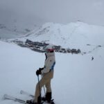 Zoe Tay Instagram - ❄️❄️🤍⛷️🎿🏂🤍❄️❄️ 买的新的相机，试着自己手持拍摄，ka lang ka bou 没拍到最好的效果，算了吧，还是交给蒋爷掌机吧！📹🎬 自从去年脚动了手术，就担心自己这次不能尽情放松地滑雪，让孩子们扫兴，脚康复还算是痊愈了，虽然是战战兢兢的，还是可尽兴享受地滑山风景了！⛷️🤍❄️😍 第一次到法国滑雪，天气还算不错，雪景优美怡人，雪山也刺激挑战。 Family holiday 2023🤍❄️ Happy to be back on the ski slopes .🎿♥️ Getting better each time, keep it up. France ski, fun ski. 🎿🤍🏂 #与家人有约❄️⛷️🤍🏂 #bondingtime❤️ #familtadventures #famikytrip2023 🤍 #happytobebacktoskiagain #滑雪⛷️好好玩但超累😥 #肌肉酸痛无力 😅 #缓缓滑行怕脚受伤😥 #康复了哦 #幸福其实很简单🐒🐑🐥🐽🐯 #ZoeTay #鄭惠玉 #惠声玉影 #佐伊の語 Club Med Tignes