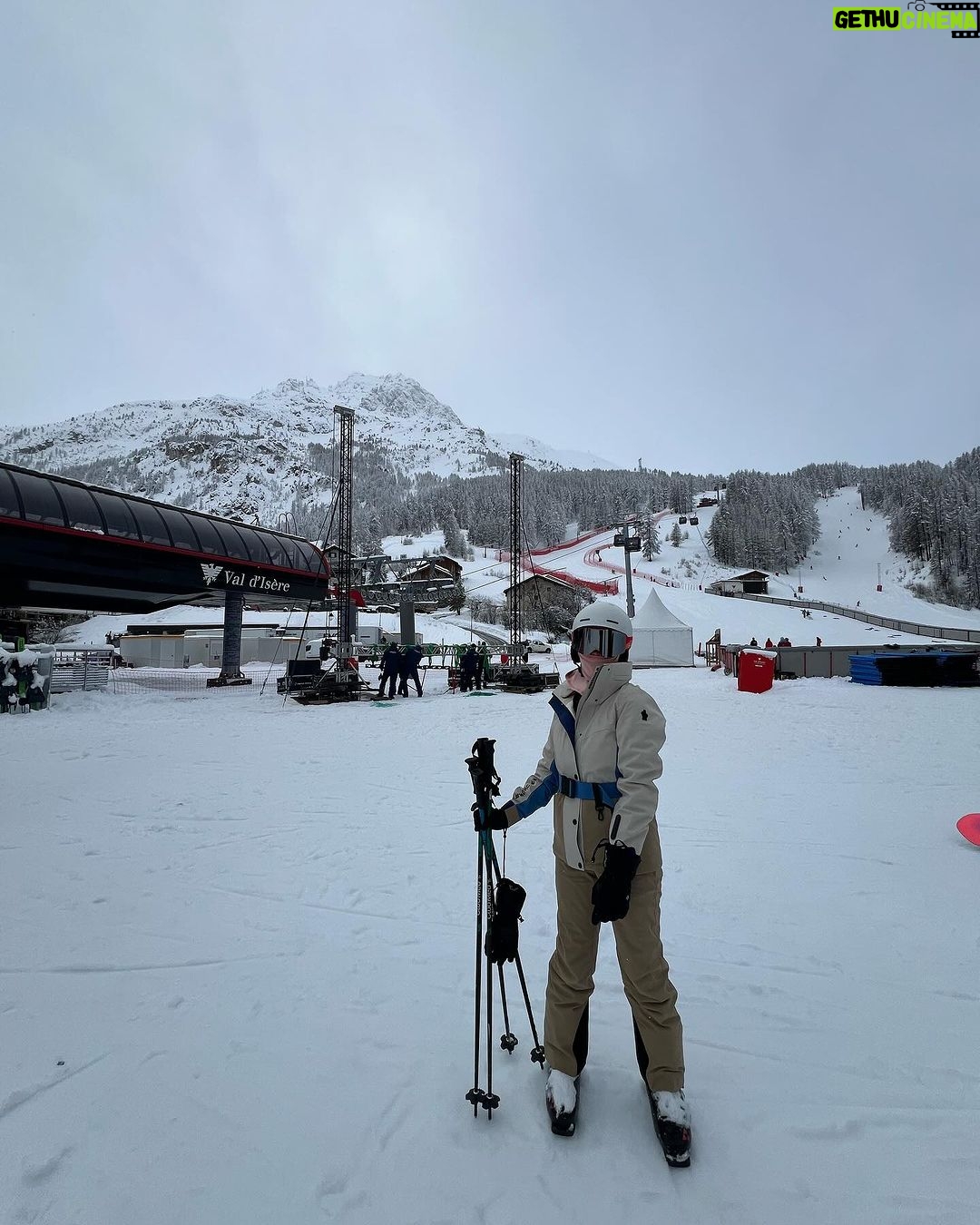 Zoe Tay Instagram - ❄️❄️🤍⛷️🎿🏂🤍❄️❄️ 买的新的相机,试着自己手持拍摄,ka lang ka bou 没拍到最好的效果,算了吧,还是交给蒋爷掌机吧!📹🎬 自从去年脚动了手术,就担心自己这次不能尽情放松地滑雪,让孩子们扫兴,脚康复还算是痊愈了,虽然是战战兢兢的,还是可尽兴享受地滑山风景了!⛷️🤍❄️😍 第一次到法国滑雪,天气还算不错,雪景优美怡人,雪山也刺激挑战。 Family holiday 2023🤍❄️ Happy to be back on the ski slopes .🎿♥️ Getting better each time, keep it up. France ski, fun ski. 🎿🤍🏂 #与家人有约❄️⛷️🤍🏂 #bondingtime❤️ #familtadventures #famikytrip2023 🤍 #happytobebacktoskiagain #滑雪⛷️好好玩但超累😥 #肌肉酸痛无力 😅 #缓缓滑行怕脚受伤😥 #康复了哦 #幸福其实很简单🐒🐑🐥🐽🐯 #ZoeTay #鄭惠玉 #惠声玉影 #佐伊の語 Club Med Tignes