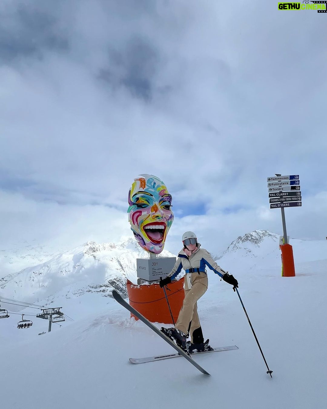 Zoe Tay Instagram - ❄️🤍⛷️☃️🎿👱🏻♀️👨🦲🧑🏻🦱🧒🏻👦🏻🤍❄️ Bonjour 登山自由行,逍遥自在真愉快。 法国雪上滑过不同的小城,风格各异,一路上感受不一样的美景,好享受。 去上了滑雪课程,掌握更好控制在雪山上。儿子和老公都说我有小进步了,哈哈哈!!虽然全身腰酸背痛,也要坚持下去,再接再厉,因为明天会更好,再努力⛷️👌🏻❄️🤍 #滑雪 🎿 #与家人有约❤️ 之旅 # #小进步大满足😍 #全身腰酸背痛😵 肌肉紧绷 #雪中游❄️⛷️ #幸福其实很简单🐒🐑🐥🐽🐯 #ZoeTay #鄭惠玉 #惠声玉影 #佐伊の語 Tignes, France