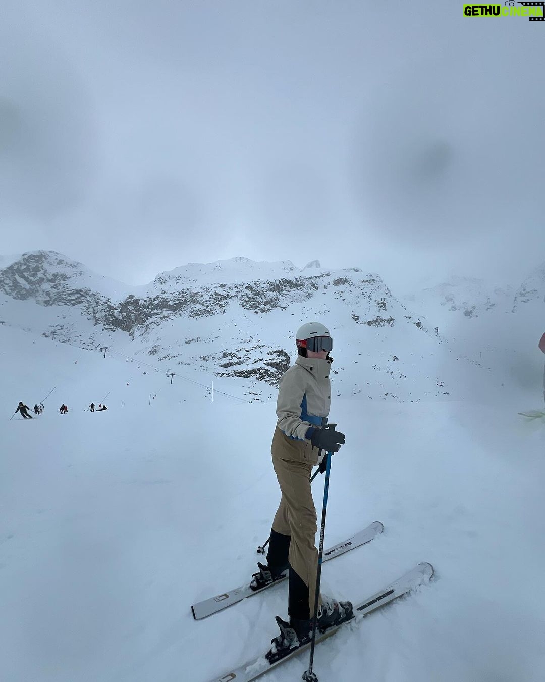 Zoe Tay Instagram - ❄️🤍⛷️☃️🎿👱🏻♀️👨🦲🧑🏻🦱🧒🏻👦🏻🤍❄️ Bonjour 登山自由行,逍遥自在真愉快。 法国雪上滑过不同的小城,风格各异,一路上感受不一样的美景,好享受。 去上了滑雪课程,掌握更好控制在雪山上。儿子和老公都说我有小进步了,哈哈哈!!虽然全身腰酸背痛,也要坚持下去,再接再厉,因为明天会更好,再努力⛷️👌🏻❄️🤍 #滑雪 🎿 #与家人有约❤️ 之旅 # #小进步大满足😍 #全身腰酸背痛😵 肌肉紧绷 #雪中游❄️⛷️ #幸福其实很简单🐒🐑🐥🐽🐯 #ZoeTay #鄭惠玉 #惠声玉影 #佐伊の語 Tignes, France