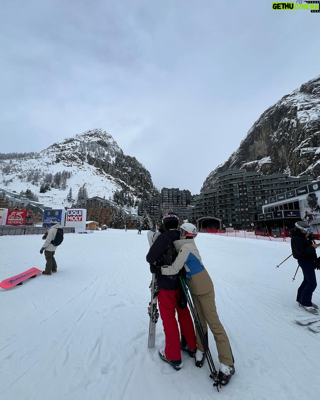 Zoe Tay Instagram - ❄️🤍⛷️☃️🎿👱🏻♀️👨🦲🧑🏻🦱🧒🏻👦🏻🤍❄️ Bonjour 登山自由行,逍遥自在真愉快。 法国雪上滑过不同的小城,风格各异,一路上感受不一样的美景,好享受。 去上了滑雪课程,掌握更好控制在雪山上。儿子和老公都说我有小进步了,哈哈哈!!虽然全身腰酸背痛,也要坚持下去,再接再厉,因为明天会更好,再努力⛷️👌🏻❄️🤍 #滑雪 🎿 #与家人有约❤️ 之旅 # #小进步大满足😍 #全身腰酸背痛😵 肌肉紧绷 #雪中游❄️⛷️ #幸福其实很简单🐒🐑🐥🐽🐯 #ZoeTay #鄭惠玉 #惠声玉影 #佐伊の語 Tignes, France