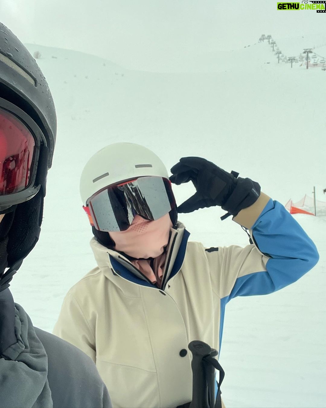 Zoe Tay Instagram - ❄️🤍⛷️☃️🎿👱🏻♀️👨🦲🧑🏻🦱🧒🏻👦🏻🤍❄️ Bonjour 登山自由行,逍遥自在真愉快。 法国雪上滑过不同的小城,风格各异,一路上感受不一样的美景,好享受。 去上了滑雪课程,掌握更好控制在雪山上。儿子和老公都说我有小进步了,哈哈哈!!虽然全身腰酸背痛,也要坚持下去,再接再厉,因为明天会更好,再努力⛷️👌🏻❄️🤍 #滑雪 🎿 #与家人有约❤️ 之旅 # #小进步大满足😍 #全身腰酸背痛😵 肌肉紧绷 #雪中游❄️⛷️ #幸福其实很简单🐒🐑🐥🐽🐯 #ZoeTay #鄭惠玉 #惠声玉影 #佐伊の語 Tignes, France