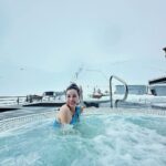 Zoe Tay Instagram - ❄️❄️♨️❄️🛀❄️♨️❄️❄️ 雪地泡温泉，放松放空享受呗！ “Holidays–any holiday–are such a great opportunity to focus on bringing the family together.” ##雪中泡湯太舒服了呀🏔️♨️☺️ #与家人的假期 #挺好的💞 #放空之旅 #佐伊趴趴go #幸福其实很简单🐒🐑🐥🐽🐯 #ZoeTay #鄭惠玉 #惠声玉影 #佐伊の語 Club Med Tignes