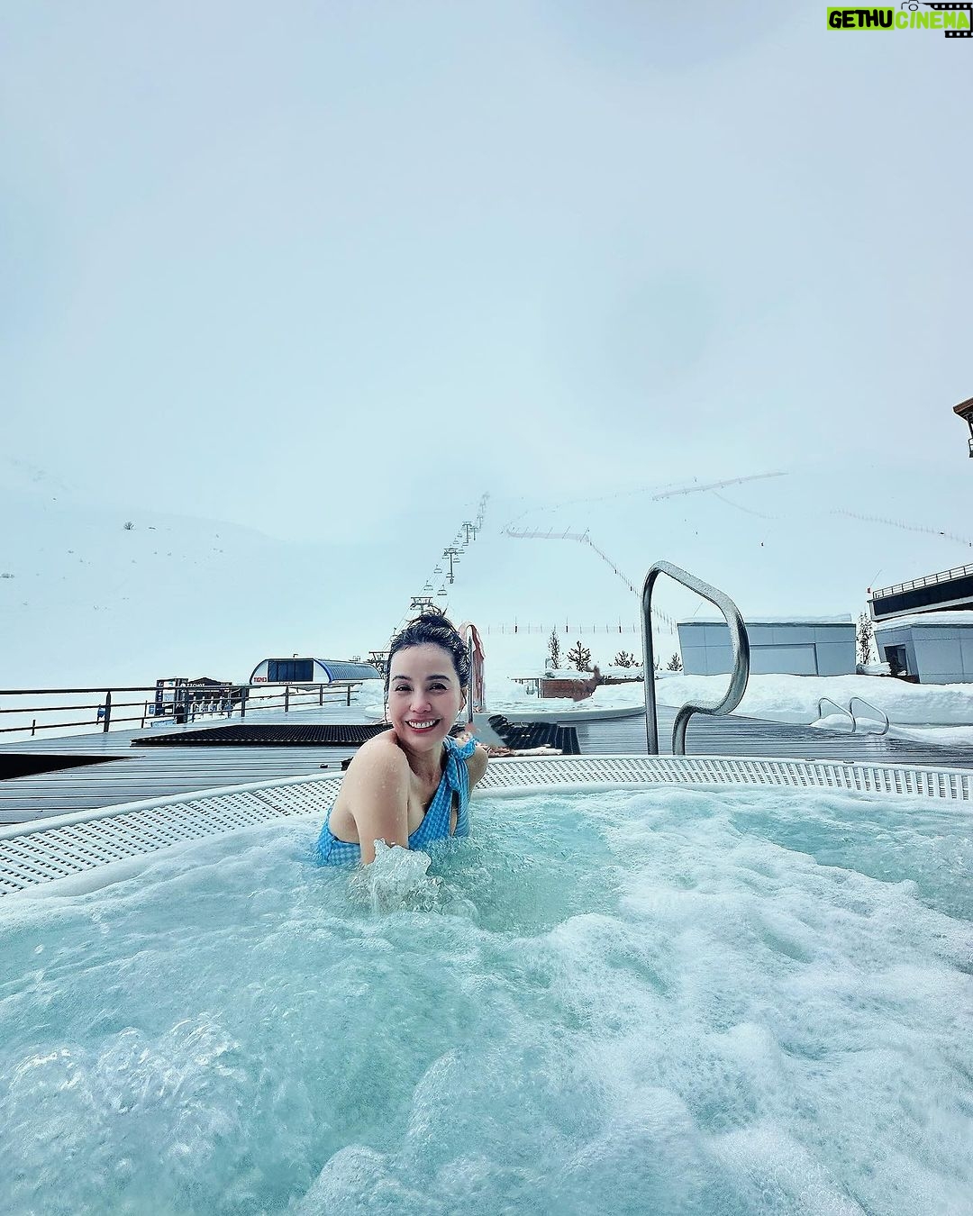 Zoe Tay Instagram - ❄️❄️♨️❄️🛀❄️♨️❄️❄️ 雪地泡温泉,放松放空享受呗! “Holidays–any holiday–are such a great opportunity to focus on bringing the family together.” ##雪中泡湯太舒服了呀🏔️♨️☺️ #与家人的假期 #挺好的💞 #放空之旅 #佐伊趴趴go #幸福其实很简单🐒🐑🐥🐽🐯 #ZoeTay #鄭惠玉 #惠声玉影 #佐伊の語 Club Med Tignes