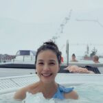 Zoe Tay Instagram - ❄️❄️♨️❄️🛀❄️♨️❄️❄️ 雪地泡温泉，放松放空享受呗！ “Holidays–any holiday–are such a great opportunity to focus on bringing the family together.” ##雪中泡湯太舒服了呀🏔️♨️☺️ #与家人的假期 #挺好的💞 #放空之旅 #佐伊趴趴go #幸福其实很简单🐒🐑🐥🐽🐯 #ZoeTay #鄭惠玉 #惠声玉影 #佐伊の語 Club Med Tignes
