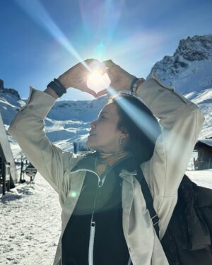 Zoe Tay Instagram - ❄️❄️🤍❄️☃️❄️🤍❄️❄️
雪白的山，温暖的太阳，这天气太适合…..🎿🤍⛷🤍️🏂

#假期開始 
#蓝天白云雪山
#上山趴趴走 
#家人出遊 
#幸福其实很简单🐒🐑🐥🐽🐯 
#满足感和快乐就是那么简单🤓 

#ZoeTay #鄭惠玉 #惠声玉影  #佐伊の語