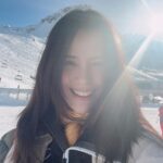 Zoe Tay Instagram - ❄️❄️🤍❄️☃️❄️🤍❄️❄️ 雪白的山，温暖的太阳，这天气太适合…..🎿🤍⛷🤍️🏂 #假期開始 #蓝天白云雪山 #上山趴趴走 #家人出遊 #幸福其实很简单🐒🐑🐥🐽🐯 #满足感和快乐就是那么简单🤓 #ZoeTay #鄭惠玉 #惠声玉影 #佐伊の語 Club Med Tignes