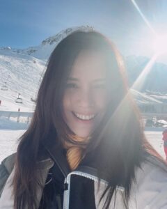 Zoe Tay Instagram - ❄️❄️🤍❄️☃️❄️🤍❄️❄️ 雪白的山，温暖的太阳，这天气太适合…..🎿🤍⛷🤍️🏂 #假期開始 #蓝天白云雪山 #上山趴趴走 #家人出遊 #幸福其实很简单🐒🐑🐥🐽🐯 #满足感和快乐就是那么简单🤓 #ZoeTay #鄭惠玉 #惠声玉影 #佐伊の語 Club Med Tignes