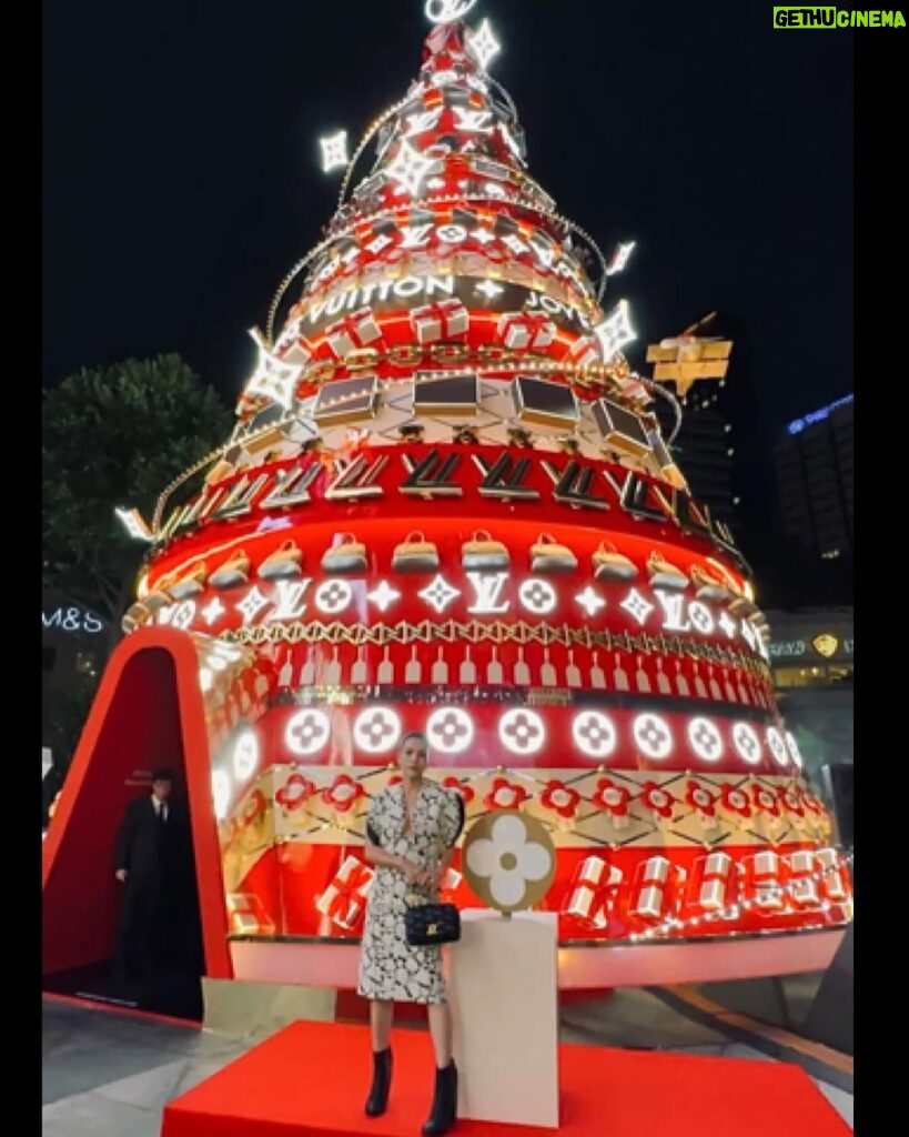 Zoe Tay Instagram - ♥️🔶🏵️🌟💫👜🎄🎊 A Christmas tree is sure to light up your life.🎄💖 Christmas magic is in the air. ✨🌟🎄🎊 #LVGifts #LouisVuitton #seasongreetings #lvxmastree💖🎄🏵️ #xmasiscoming🎄 #ZoeTay #鄭惠玉 #惠声玉影 #佐伊の語 ION Orchard