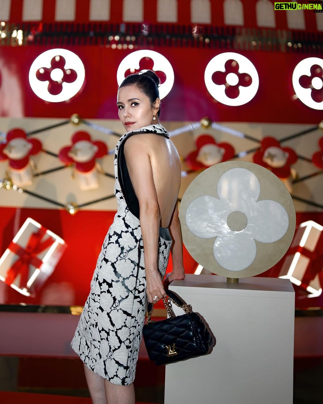 Zoe Tay Instagram - โฅ๏ธ๐ถ๐ต๏ธ๐๐ซ๐๐๐ A Christmas tree is sure to light up your life.๐๐ Christmas magic is in the air. โจ๐๐๐ #LVGifts #LouisVuitton #seasongreetings #lvxmastree๐๐๐ต๏ธ #xmasiscoming๐ #ZoeTay #้ญๆ ็ #ๆ ๅฃฐ็ๅฝฑ #ไฝไผใฎ่ช ION Orchard