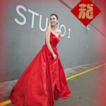 Zoe Tay Instagram - 🎊🎊🍑🍑🎂🍑🍑🎊🎊 年初七，人人生日快乐🍑🎊🎂 七星高照，龙马精神，福禄双全。 今日人日，祝身体健康，想個样有個样。 #初七人日快乐❤️ #七星高照運氣爆錶 #生日快乐 🍊🎂🍊🩷 #开心健康平安 #旺旺年 #ZoeTay #鄭惠玉 #惠声玉影 #佐伊の語 Singapore