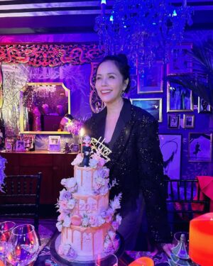 Zoe Tay Instagram - 🎊🎊🎈🎂♥️🎂🎈🎊🎊
今年又与这值得的人间多相处了一年。🍰
🎊吃蛋糕日🎂🎊
愿每一步都活成自己喜欢的样子。

#过生日要开心 
#birthdaycelebration 
#lovelifeloveall 
#有缘千里来相会 
#谢谢你出现在我的行程里 
#朋友可遇不可求
#珍惜♥️感恩 
#长一岁长一智 ✌🏻
#无忧无虑无病无痛♥️
#摩羯座capricorn♑ 
#过生日要有仪式感💕 
#幸福其实很简单🐒🐑🐥🐽🐯 
#保持初心莫忘初衷 
#生日愿望很简单 
#健康体魄活的精彩 

#ZoeTay #鄭惠玉 #惠声玉影  #佐伊の語