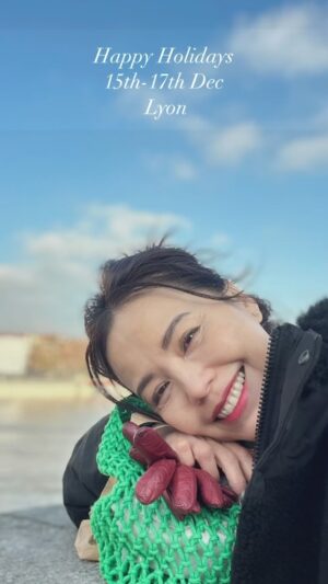Zoe Tay Instagram - 🎄🎄🤍🎅🤍🧑‍🎄🤍🎄🎄
Delightful smiles from our family to yours.

#familyholiday 
#happytogether 
#幸福其实很简单🐒🐑🐥🐽🐯 
#france~Lyon里昂

#ZoeTay #鄭惠玉 #惠声玉影 #佐伊の語