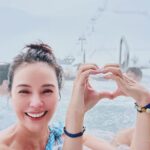 Zoe Tay Instagram - ❄️❄️♨️❄️🛀❄️♨️❄️❄️ 雪地泡温泉，放松放空享受呗！ “Holidays–any holiday–are such a great opportunity to focus on bringing the family together.” ##雪中泡湯太舒服了呀🏔️♨️☺️ #与家人的假期 #挺好的💞 #放空之旅 #佐伊趴趴go #幸福其实很简单🐒🐑🐥🐽🐯 #ZoeTay #鄭惠玉 #惠声玉影 #佐伊の語 Club Med Tignes