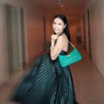 Zoe Tay Instagram - 💛💛🐍💚🐍💛💛 Love is like the wind, you can't see it but you can feel it. 生活中，我们既要享受收获的喜悦， 也要享受“失去”的乐趣。 失去是一种痛苦，也是一种幸福。 #生活美學 #lovelife❤️ #liveinthemoment #以爱为营 #知足感恩惜福❤️ #简单生活节 #ZoeTay #鄭惠玉 #惠声玉影 #佐伊の語 Singapore