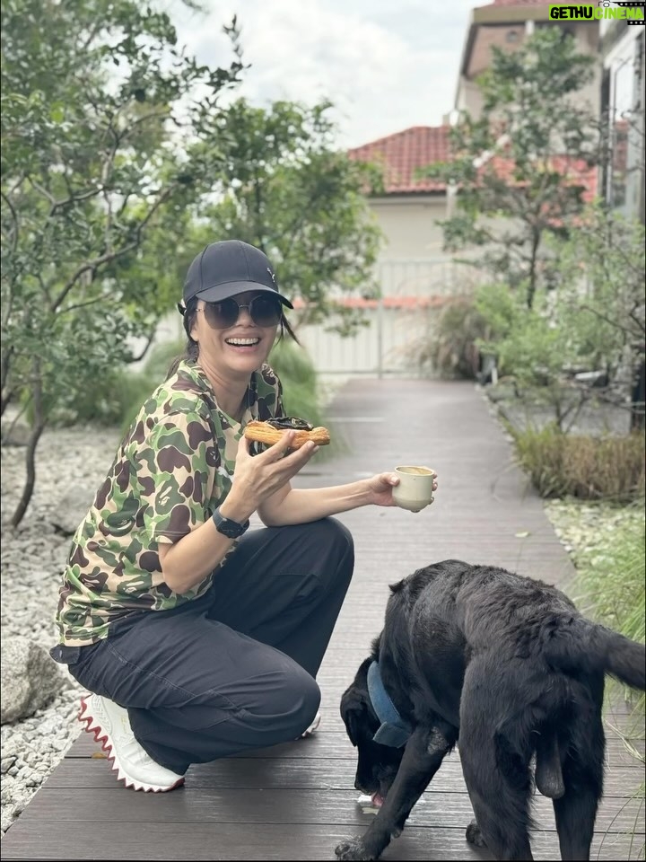 Zoe Tay Instagram - 💖💖☕️☕️🥐🥨💋💋 Hope you have a peaceful weekend that will ease your mind. Happy weekend. 美好的,留在心底;遗憾的,随风散去。 ㊗️周末愉快 #周末打卡 #短暂的假期要好好享受 #cafe打卡新去处 #遇见🐶♥️ #缘分让我们相遇❤️ #ZoeTay #鄭惠玉 #惠声玉影 #佐伊の語 Dou dou bake