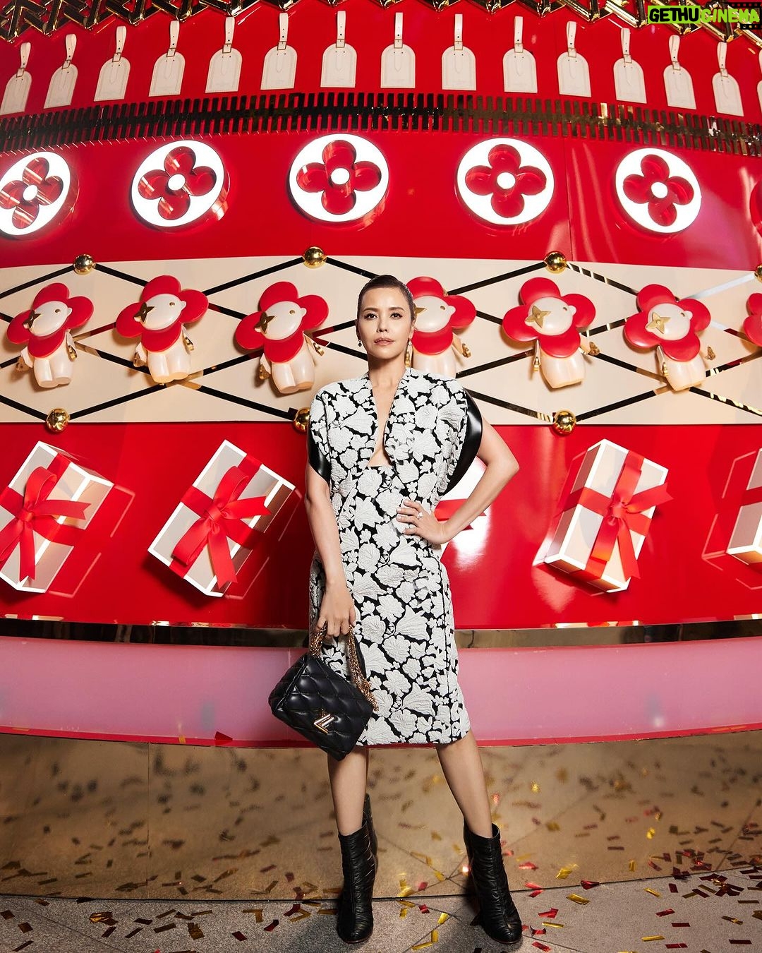 Zoe Tay Instagram - โฅ๏ธ๐ถ๐ต๏ธ๐๐ซ๐๐๐ A Christmas tree is sure to light up your life.๐๐ Christmas magic is in the air. โจ๐๐๐ #LVGifts #LouisVuitton #seasongreetings #lvxmastree๐๐๐ต๏ธ #xmasiscoming๐ #ZoeTay #้ญๆ ็ #ๆ ๅฃฐ็ๅฝฑ #ไฝไผใฎ่ช ION Orchard