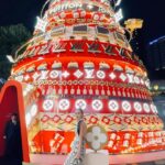 Zoe Tay Instagram - 🎄🎄🤶🏻✨🌟✨🎅🎄🎄 Santa Claus is coming to town.🎅 Louis Vuitton Xmas light up🎊✨🎄 #LVxmasteee2023🎄 #xmastree🎄 #LV #ZoeTay #鄭惠玉 #惠声玉影 #佐伊の語