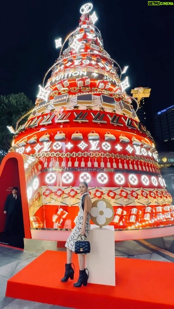Zoe Tay Instagram - 🎄🎄🤶🏻✨🌟✨🎅🎄🎄 Santa Claus is coming to town.🎅 Louis Vuitton Xmas light up🎊✨🎄 #LVxmasteee2023🎄 #xmastree🎄 #LV #ZoeTay #鄭惠玉 #惠声玉影 #佐伊の語