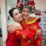 Zoe Tay Instagram - 💰💰💰🧧🐲🧧💰💰💰 大年初四，接财神， 财运滚滚，定能一夜暴富！ 迎灶王，定能生活更加美好！ 这财神也太帅了吧😍💰♥️ @elvinngchoonsiong 咱们电视台的财神，一个比一个帅。😍 @the_celebrityagency @_mediacorp_ #初四迎財神 💰🍊🧧 #财神帅哥♥️💰🍊 #财神爷驾到 #招财进宝旺旺来 #财源滚滚来鸿运当头 #幸福健康美满 #龙宝贺瑞献新春 #ZoeTay #鄭惠玉 #惠声玉影 #佐伊の語 Singapore