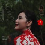 Zoe Tay Instagram - 🍊🍊🧨🧨🐲🧧🧧🍊🍊 大年初八發發發， 龍年到來如意烧，欢声笑语风中飄。 #初八發發發 #龙年耒报平安 #八方耒財💰 #八方见喜 #和樂龍融🦖 #yearofdragon2024🐉 #生龍活虎 #旺旺旺🍍🍍🍍 #ZoeTay #鄭惠玉 #惠声玉影 #佐伊の語 Gardens By The Bay, Marina Baysands, Singapore