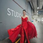 Zoe Tay Instagram - 🎊🎊🍑🍑🎂🍑🍑🎊🎊 年初七，人人生日快乐🍑🎊🎂 七星高照，龙马精神，福禄双全。 今日人日，祝身体健康，想個样有個样。 #初七人日快乐❤️ #七星高照運氣爆錶 #生日快乐 🍊🎂🍊🩷 #开心健康平安 #旺旺年 #ZoeTay #鄭惠玉 #惠声玉影 #佐伊の語 Singapore
