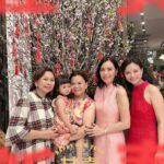 Zoe Tay Instagram - 🎊🎊🍑🍑🎂🍑🍑🎊🎊 年初七，人人生日快乐🍑🎊🎂 七星高照，龙马精神，福禄双全。 今日人日，祝身体健康，想個样有個样。 #初七人日快乐❤️ #七星高照運氣爆錶 #生日快乐 🍊🎂🍊🩷 #开心健康平安 #旺旺年 #ZoeTay #鄭惠玉 #惠声玉影 #佐伊の語 Singapore