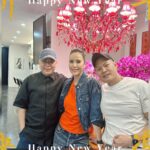 Zoe Tay Instagram - 🎊🎊🍑🍑🎂🍑🍑🎊🎊 年初七，人人生日快乐🍑🎊🎂 七星高照，龙马精神，福禄双全。 今日人日，祝身体健康，想個样有個样。 #初七人日快乐❤️ #七星高照運氣爆錶 #生日快乐 🍊🎂🍊🩷 #开心健康平安 #旺旺年 #ZoeTay #鄭惠玉 #惠声玉影 #佐伊の語 Singapore