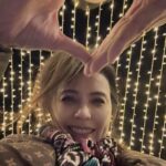 Zoe Tay Instagram - ♥️🩷🩷💕🌹💕🩷🩷♥️ Happy valentines 只要你一向在我身边，其他东西不再重要。 #情人節快樂❤️ #soulmate #partnership 💕 #幸福其实很简单❤️ #ZoeTay #鄭惠玉 #惠声玉影 #佐伊の語