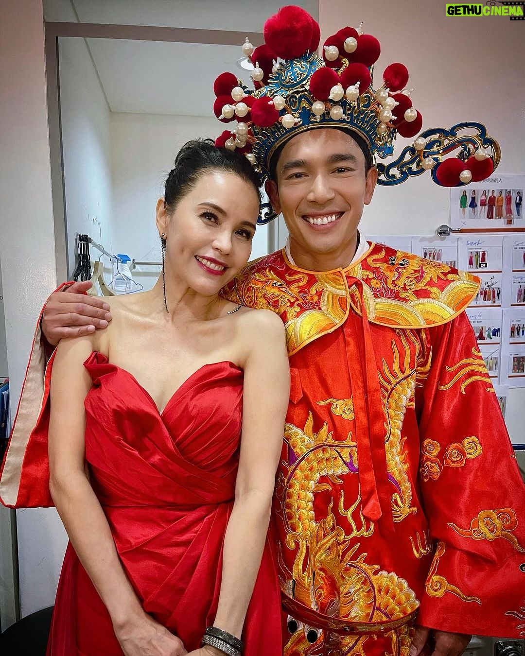 Zoe Tay Instagram - 💰💰💰🧧🐲🧧💰💰💰 大年初四,接财神, 财运滚滚,定能一夜暴富! 迎灶王,定能生活更加美好! 这财神也太帅了吧😍💰♥️ @elvinngchoonsiong 咱们电视台的财神,一个比一个帅。😍 @the_celebrityagency @_mediacorp_ #初四迎財神 💰🍊🧧 #财神帅哥♥️💰🍊 #财神爷驾到 #招财进宝旺旺来 #财源滚滚来鸿运当头 #幸福健康美满 #龙宝贺瑞献新春 #ZoeTay #鄭惠玉 #惠声玉影 #佐伊の語 Singapore