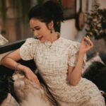 Zoe Tay Instagram - 🍊🍊🍊🐉🩷🐉🍊🍊🍊 除夕送祝福，吉祥又如意。 祝愿新的一年，愿日子如熹光，温柔又安详。 #农历除夕2024 #祝福声声送🩷🩷🩷 #除旧迎新添好运🎉 #🐲❤️ #yearofdragon🐉🐉🐲🐲 #ZoeTay #鄭惠玉 #惠声玉影 #佐伊の語