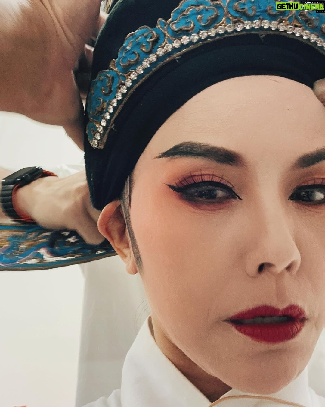 Zoe Tay Instagram - 🧧🏮 🪭🐲🪭🧧🏮🧧 小生 #上海戏剧学院 小生 #潮剧演出 #潮剧妆 #潮剧文化艺术 #新尝试新挑战新体验✌🏻 #反串秀表演 #新加坡派春到河畔2024 #riverangbao2024🍊🧧🧨🐉 @the_celebrityagency @mediacorp.re.dian @mewatch.mediacorp @ZoeTay #鄭惠玉 #惠声玉影 #佐伊の語 Gardens by the Bay Singapore