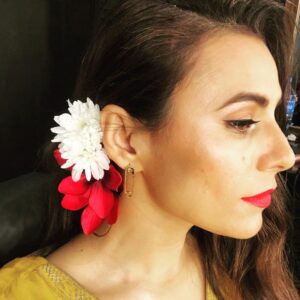 Zoe Viccaji Instagram - Getting ready for the big stage! #cokestudio12 🥰 #pakistan #flowers #desi #yellow #bohemebykanwal #redlipstick #newmusic #rohailhyatt #launched #atifaslam #zoeviccaji