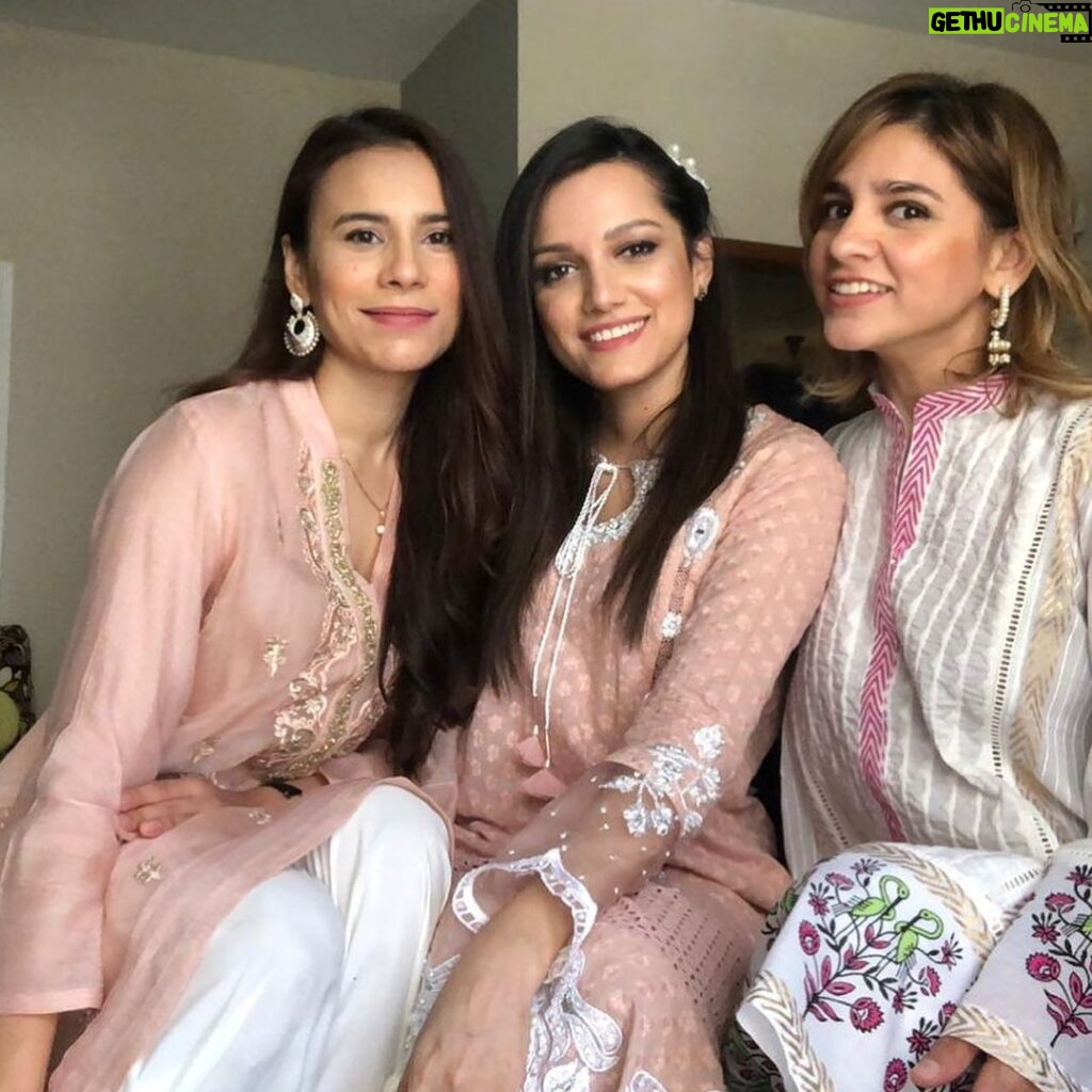 Zoe Viccaji Instagram - Eid with the girls! I never thought I would see so much pink this eid! This was my first ‘real’ eid, especially after marrying into a Muslim family- I’m just getting the hang of it but thank you @meera.ansari for making sure I was dressed appropriately and @asmaamumtazan who gave me some sweet tips on the do’s that go a long way and @nidaykhan for making me feel loved ❤️❤️
