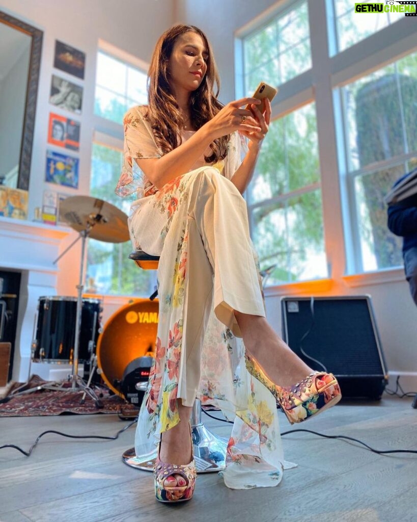 Zoe Viccaji Instagram - Just got back from a fun and very productive trip. Here is a glimpse of where we shot the last performance video. Really looking forward to putting this song out there!! Hint: what is so special about the 3rd of April? #pakistanimusic #legendsliveforever #sanfrancisco #acousticmusic Livermore, California