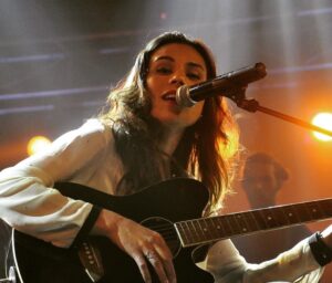 Zoe Viccaji Instagram - Singing for your supper :) I’ll be on stage this Saturday at 8 pm at the Karachi Eat festival happening at beach park Clifton. #karachi #music #zoeciccaji #rampam