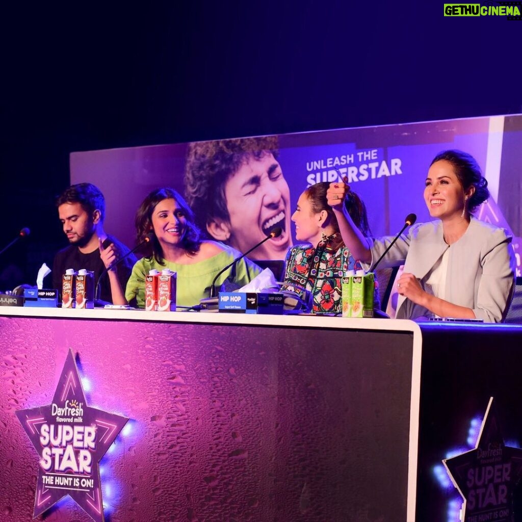 Zoe Viccaji Instagram - I am thrilled to announce Rizwan Adil from IoBM as the winner of Dayfresh Super Star! His soulful voice blew us and the crowd away! Congratulations Rizwan! Keep working hard on your talent and keep shining 🌟 #DayfreshSuperStar #GetReadyToShine