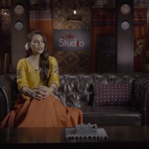 Zoe Viccaji Instagram - Falling in love! That’s what this song is about- that sweet feeling you get in your heart ❤️ I am so happy to be singing this song with Shahab Hussain who I met 7 years ago and had some random jams with for the love of music. Who would have known we would be here together today :) it also makes me so happy that we are singing this brand new original composed by @thesahiralibagga_official who is a maestro in musical composition. Thank you @vardah_aziz for making me look my best on screen- your dedication is ❤️ #cokestudio12 #rohailhyatt #zoeviccaji #newmusic #pakistan #rampam