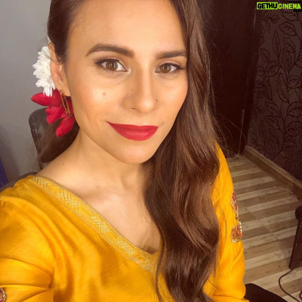 Zoe Viccaji Instagram - Getting ready for the big stage! #cokestudio12 🥰 #pakistan #flowers #desi #yellow #bohemebykanwal #redlipstick #newmusic #rohailhyatt #launched #atifaslam #zoeviccaji