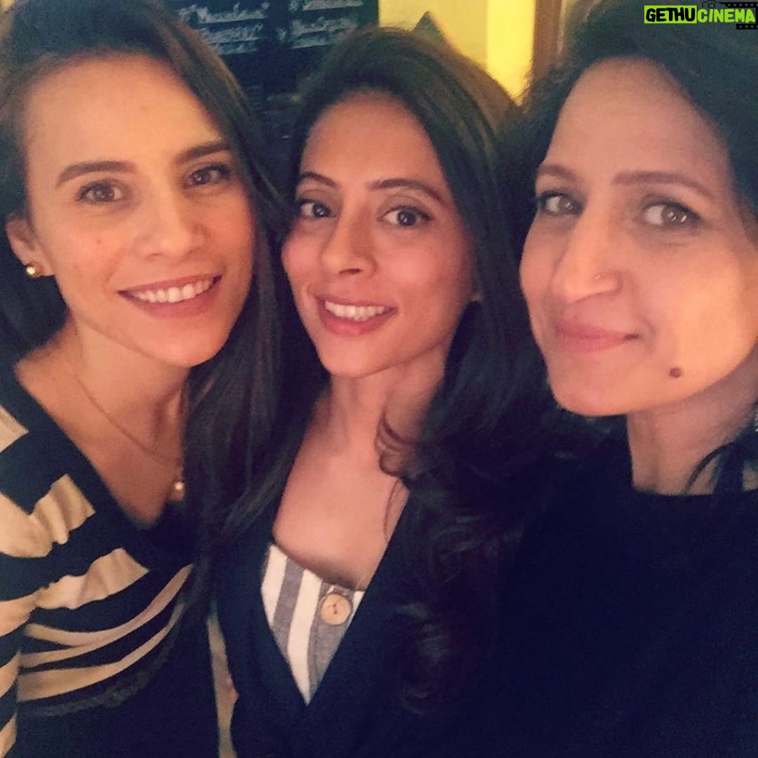 Zoe Viccaji Instagram - Sweet Sundays from another day ❤️ @tararara247 @meherjaffri Karachi, Pakistan