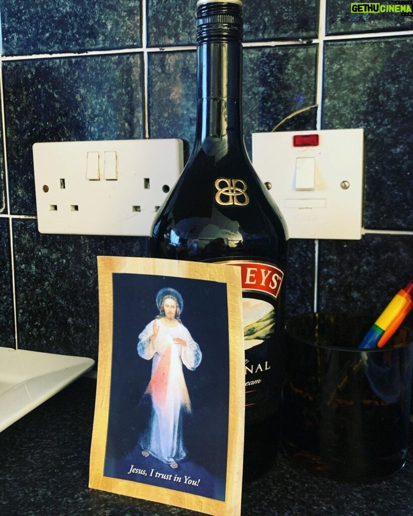 Zoie Palmer Instagram - Sure is nice to be home with my Irish catholic fam where I can find the a lord saviour himself leaning up against a bottle of baileys Irish cream ☘️ 🇮🇪 ☘️ Waterside, Derry