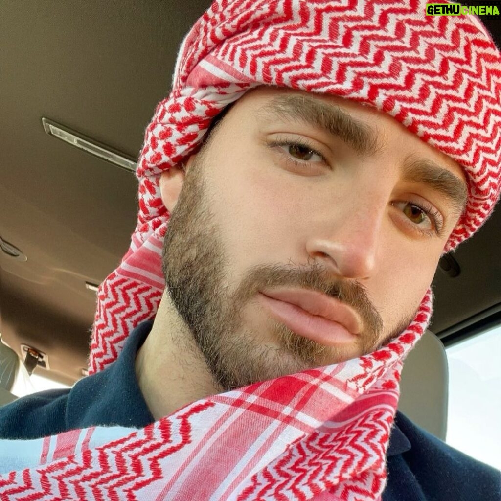 ali ajeena Instagram - حلوة الكوفية.. بس السدارة مُكانها حيل خالي. Riyadh, Saudi Arabia
