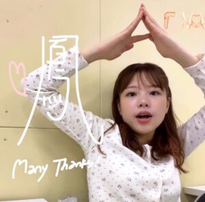 asmi Instagram - ご挨拶回り編！モールツアー初日終了！最初の地はアリオ鳳 ありがとうございました🥹💞

ただいま脳みそがからっぽです🧠いっぱい歌わせてもらってひとりひとりとお話してサイン書かせてもらって、いっぱいいっぱい笑って からっぽになった🧠
このふわふわした脳みそで今日を振り返ったとき浮かんでくるのは来てくれた人の笑顔☀️そういえばしたいことってこれやったーって思った！

ショッピングモールやから、普段ライブハウスには来にくいかも知れない人たちにも気軽に自由に観てもらえたことがうれしくって
なんで歌ってるかって理由はいっぱいあるけど、自分が自分でいながら歌わなあかん理由は 人を笑顔にしたいからやって なんだか大事なこと思い出した初日大阪堺🪻

これからたくさんの場所にいきます！そこで待ってくれている一人の人を笑顔にしたい！一日一日を大切に、それぞれの街にはじめましてをしに行きます！会いに行くので、会いに来てください☺️

明日は滋賀・ピエリ守山！たのしみー🥹よろしくお願いします🚿早よ寝まぁーす