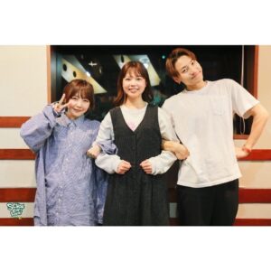 asmi Instagram - #スクールオブロック

🥺なんて素敵な学校🏫😢
ピースでハッピーな気持ちだけでなくあしたを生きるパワーまでいただいてしまいました…

生徒のみんなとまたお話したいと思った！
ラジオの向こうで授業を受けてるみんなの顔が浮かんだときのあったかい気持ち🫶🏻それは忘れたくない気持ち
またここに来られるように、先生、がんばってきます💨

しかし今日はほんっとーに緊張してしまった☺️
なんせドラ恋ファン故、勝手に既にだいっすきな小森校長と
asmiの成分表を書いたとしたら大部分を占める存在、何度も救われ何度も心躍らせたaiko教頭に
お会いして2時間を共に過ごしたのだから🥺

でもそんな今日のことも
ほっこりした気持ちで
笑って思い出せる未来みえてる
そう遠くはないところに🥸

小森校長とaiko教頭に胸張ってまたお会いできるまで
しっかり息をして歌い続けようと思いました！

この先、踏み出す一歩にびびっちゃう時
開けに来るであろう心の引き出しに
宝物となった今日という日をだいじに仕舞う🗃