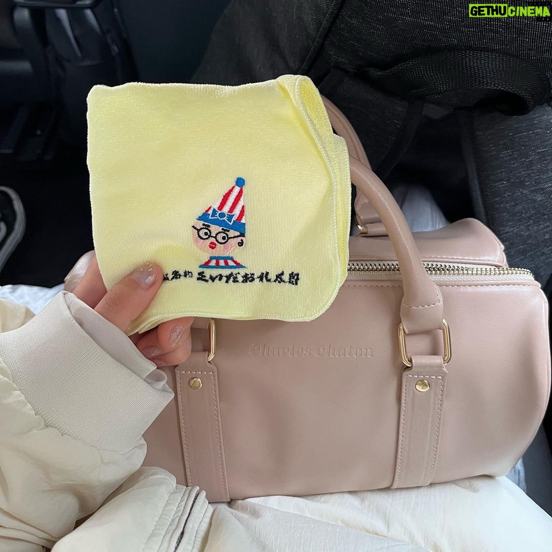 asmi Instagram - 新大阪駅で買ったリボンが可愛いくいだおれさん🎀とお気に入りのバッグ ハンカチって減っていくから