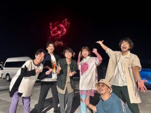 asmi Instagram - 初長崎！はじめましてLovefes🩷

……いきなりだいすきになった！！ ߹ - ߹
気温も人も、あったかかった。みんなに心救われる夜でした🚢
ありがとう🙏🏻また長崎に来れるようにがんばるし、そのときは絶対会いに来てほしいし、なんせ日本でasmi生きてるので、もしよければどこまでも会いにきてほしいなって思う☺️
これからどうぞ よろしくねദി ᷇ᵕ ᷆ )

そしてそして、8月ぶりにwacciのみなさんとリバイバル歌わせてもらって、花火も一緒にみれた☺️幸
wacciのライブを観させてもらうとき大体は、有難いことにリバイバルを歌う大仕事を後に控えてるからいつも泣かないようにめちゃくちゃ気をつけるのね
でも今日は久しぶりやからか気をつけるの忘れちゃって
一曲目の大丈夫で号泣(´༎ຶོρ༎ຶོ`)笑🤣ﾌﾟﾁﾐｽ
wacciのライブはほんとにあったかくて
今日の最上級での大合唱もやっぱ胸にくるものがあったなぁ

いつもあったかいってすごい。。。かっこよすぎる。
だいすきなお兄さま達でございます

そんな感じでとにかく
長崎Love🥺🫶🏻
今日を最高にしてくれてありがとうございました🥹✨