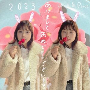 asmi Instagram - 笑ったり泣いたり寝たりしていたら２日の夜になっていました。ｱﾁｬｰ

新年あけましておめでとうございます🎍🪷

今年は２月にファンクラブも開設されるので、すきやと言ってくれる皆んなとの時間を濃密に、もっとぎゅっと結んでいく🫱🏻‍🫲🏾

そしてまだ出会っていない人のところまで！
うさぎさんにはなり過ぎないように🐇🐢地道にコツコツ歌をうたいに、話をしにいく一年にする。人間らしくasmiらしく🧏🏼かわいくいよう🩰

健康第一！みなさま元気でいてよね😌

でっかくなるぞ！
本年もよろしくお願いいたします！！！

(p.s.
2022の目標富士山登頂は2023へ繰り越し)
(あと、2022曲貯めためたからきっと今年大放出であろ)
(心して待て！)(おねがい☺️)