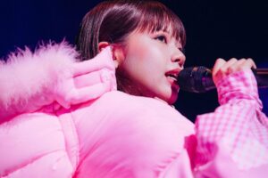 asmi Instagram - 意外かもやけど私実は爆裂人見知り人間でありまして、ほんとは自分から距離を詰めたい場面でもずーっとウジウジしてしまう、それはいつまで経っても成長できないところ。。だがしかしバンドメンバーやスタッフのお兄さまお姉さまみなさん、あたたかい距離感でいつも見守ってくださるわけです😔本当に助かっています…来年はそこをどうにかこうにか、うまいことできるようになってみせるのだ🥹ほんまひとりならこんなに喋るのにおかしな話ಠ_ಠ 2023強い人になります😎

photo by @__tpwbo